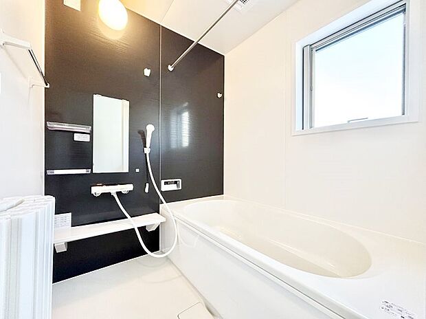 〜Bath Room〜　ゆったりと足を伸ばして入浴することが可能！一日の疲れを癒す貴重なバスタイムです。お子様とご一緒でも十分な広さなので、リビングとは違った家族団欒のひと時をお楽しみいただけます。