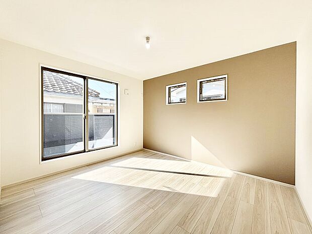 〜Bed Room〜  「今日も一日お疲れ様」とご夫婦でゆったりくつろげるWIIC付きの寝室。毎日の家事やお仕事に疲れた日はフカフカのベットで癒されてください。本棚をおいても快適な広さが自慢♪