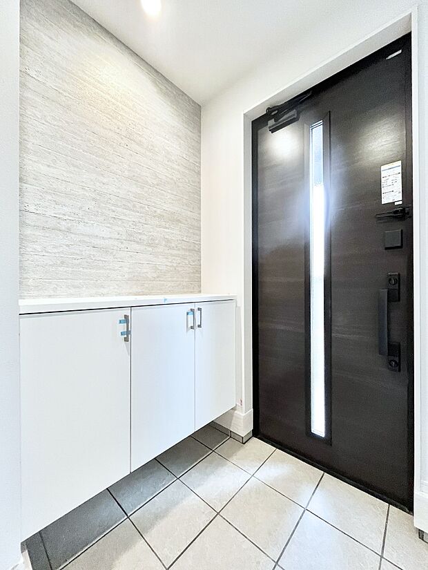 ~Entrance~ 家の中でお客様を迎える最初の場所である玄関は、家の印象そのものです!豊富な玄関収納で、常に綺麗に保つことが出来ます♪玄関にはたっぷり収納の下駄箱を完備!