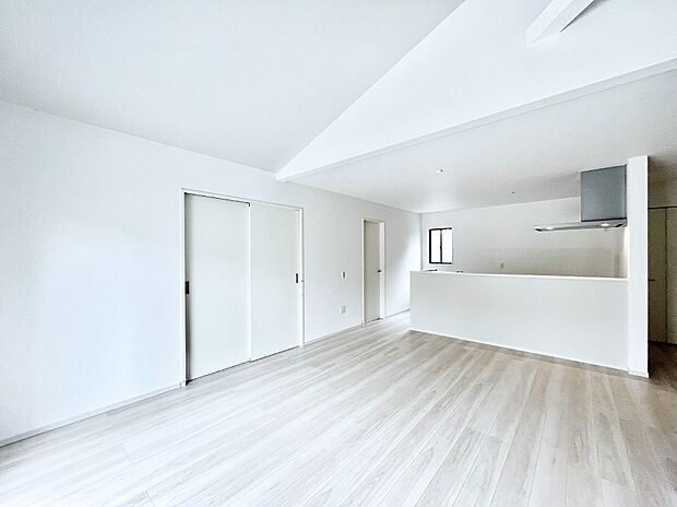 ~Living~ 家族の食事や団らんのほか、子どもを遊ばせたり、友人を招いたりするLDKは住まいの中心。長時間過ごす場所だから、その空間は住まい全体の居心地を左右します。