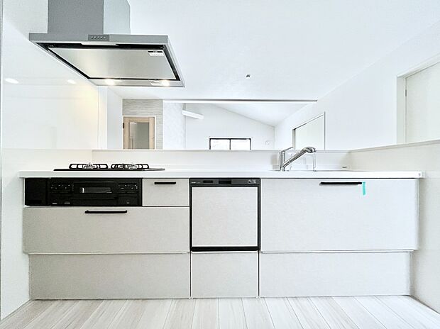 ~Kitchen~ 会話が弾むリビング、料理が愉しくなるキッチン。家は、ただ生活する場ではなく、暮らしを愉しく、快適にする場所。笑顔の毎日、安らぎの日々のために、最新の設備・仕様を採用。