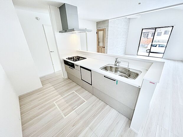 ~Kitchen~ リビングが見渡せるカウンターキッチン。 料理をしながら家族とコミュニケーションをとれるだけでなく、大きな開放感も得ることができます。 お子様の成長も感じることができますね!