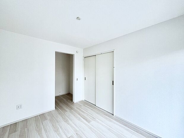 ~Bed Room~ 全居室にはウォークインクローゼットを完備!普段使いのお洋服や小物はもちろん、季節物のお洋服などもしっかりと整理整頓おしまい頂けます。 居室空間を広く使用できますね。