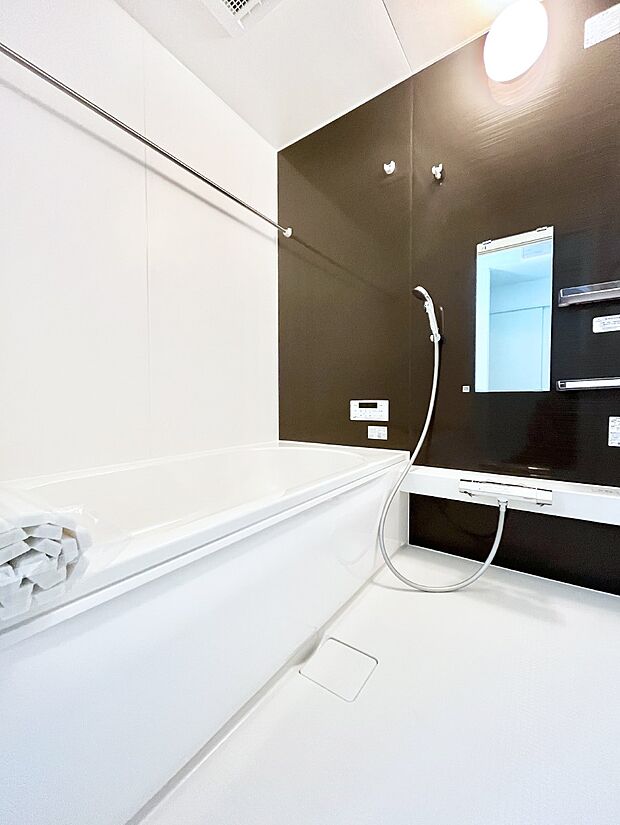~Bath Room~ 落ち着いた雰囲気の浴室で明日に向けてリフレッシュ。浴室乾燥機能も付いているので隣の洗濯機置き場で洗い上がった洗濯物を、雨の日も天気を気にせず乾燥させることも可能です。