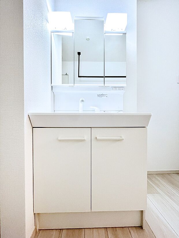 ~Dressing Room~ 清潔感溢れる色合いで統一されていると、スッキリと整った印象をうけます。 鏡の裏にはたっぷりと収納スペースを標準装備! 水廻りは、シンプルかつ機能性を重視して。
