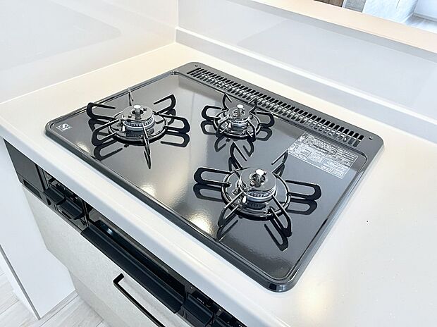 ガスコンロはSiセンサー搭載。火力調節や焦げ付き・消し忘れも防いでくれます。