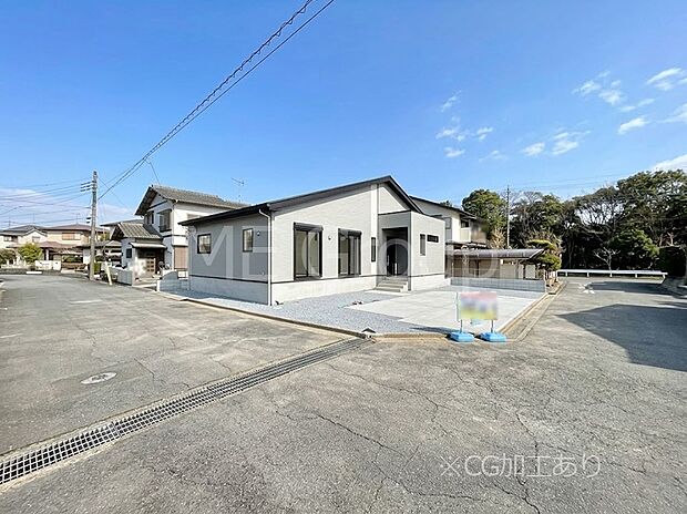~Exterior~ 前面道路:南6.01m公道、西6m公道 低層の一戸建てを中心とした街並みが整然と続き、周辺は高い建物が建っていないので、緑の多い閑静な趣を感じる環境です。