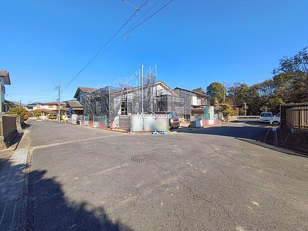 〜Exterior〜　前面道路：南6.01m公道、西6m公道　低層の一戸建てを中心とした街並みが整然と続き、周辺は高い建物が建っていないので、緑の多い閑静な趣を感じる環境です。