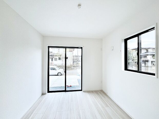 ~Bed Room~ 2面採光を確保した明るい室内は、風通しも良く、大変居心地の良い空間となっております。爽やかな風を感じて起きる朝は、快適生活の始まりに!日当たりや通風がとても良い住まい♪