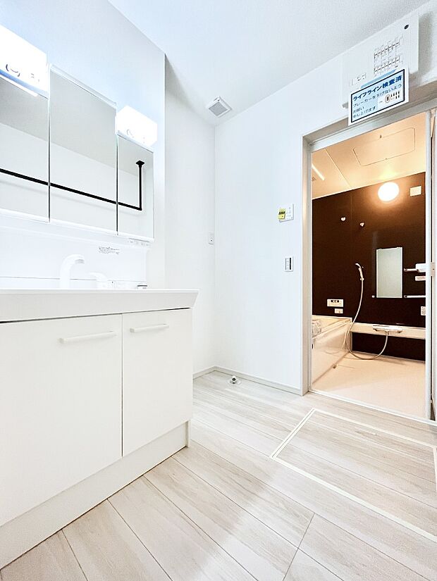 ~Dressing Room~ 十分な大きさの洗面台は収納もさる事ながら、身だしなみチェックや歯磨きなど、朝の慌ただしい時間でもホテルライクなスペースで余裕とゆとりを感じて頂けます。