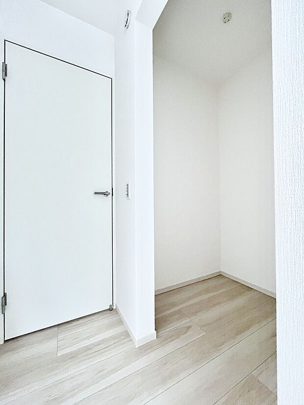 ~Walk-in Closet~ 必要なものやコーディネートを一覧して確認でき、身支度や準備が短時間で済むウォークインクローゼットを設置しました。家の中をすっきりとさせる便利な収納スペースです。