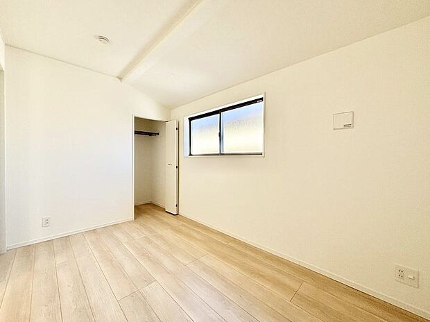 〜Bed Room〜　子供部屋はお子様にとって大変重な役割があります。子供一人で過ごす空間を与えることで、宿題や勉強時間も自然と増えまた自ら部屋の片付けや掃除なども促すことに繋がります。
