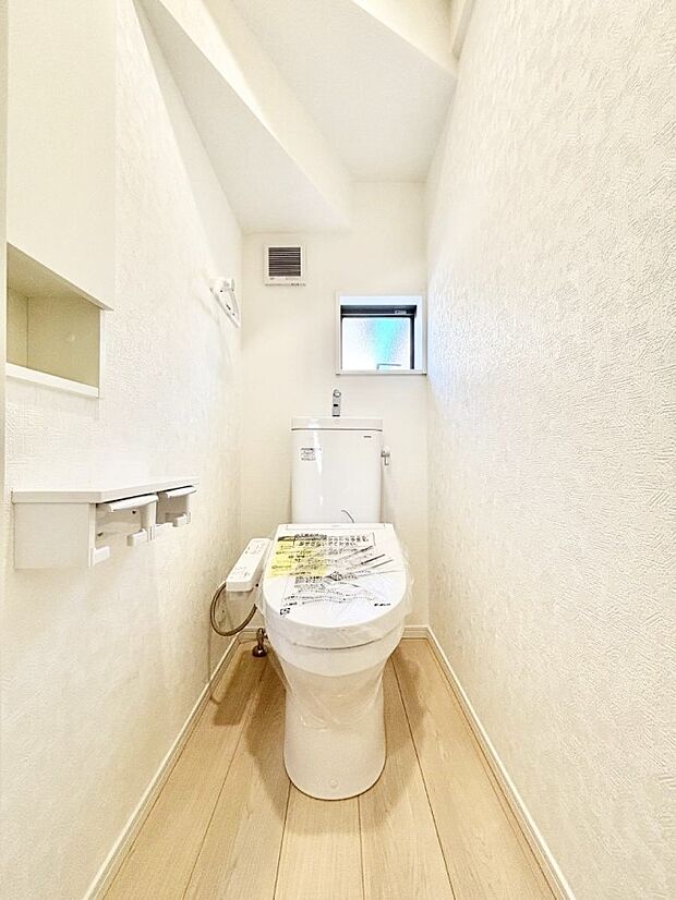 〜Toilet〜　綺麗・スッキリ・快適なウォシュレット付トイレでくつろげる空間です。1、2階共にトイレスペース！採光もあり明るく、快適空間となっております♪毎日使う場所だからこその配慮です！