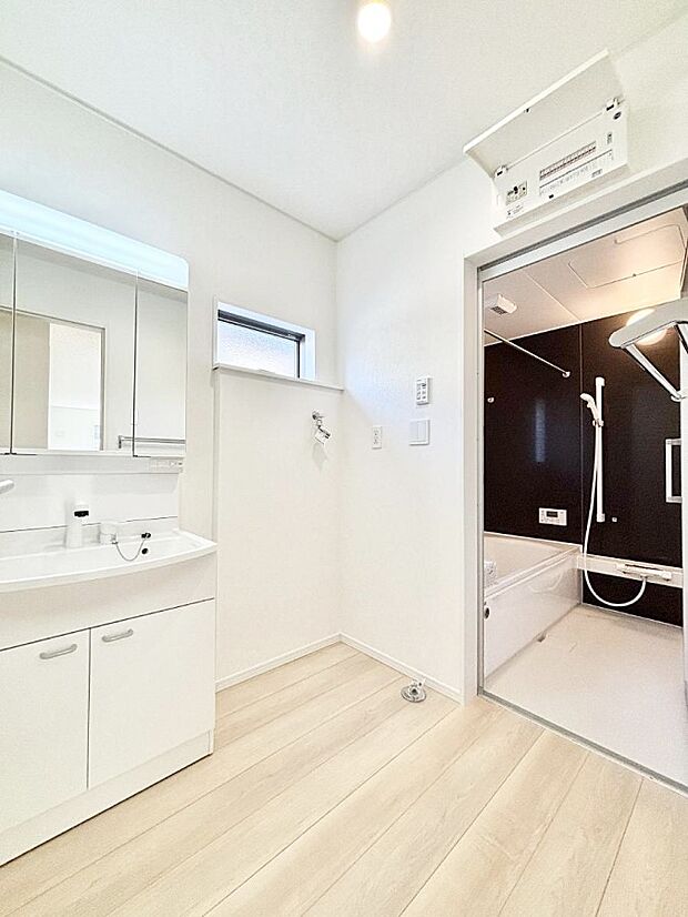 〜Dressing Room〜　暗くなりがちな洗面所も窓があると採光と換気が可能なので気持ちよくお使い頂けます。三面鏡タイプの洗面台は鏡裏収納で散らかりがちな洗面所もスッキリ♪