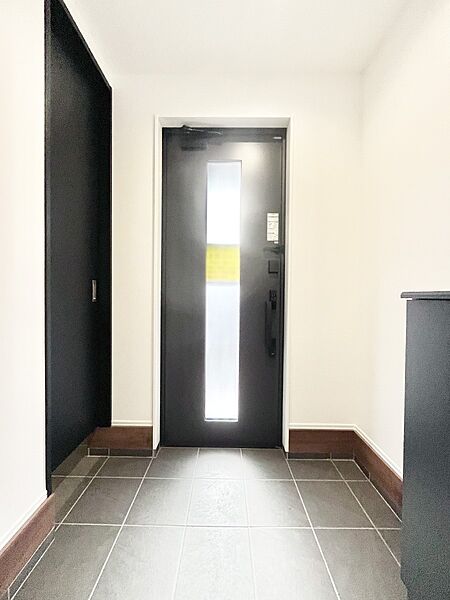 ～Entrance～　玄関は家の顔といわれますが我が家のセンスをさりげなく感じさせる魅力ある玄関造りも楽しみの一つ。帰宅する度に家族がほっとできる心地よい空間造りも大切ですね♪