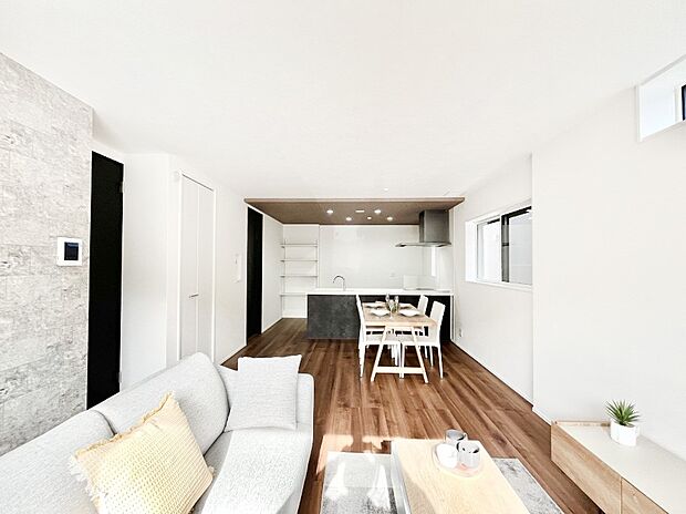 ~Living~ 家族の一体感を感じられる広々としたスペース。家族と過ごす時間を大切にする方にピッタリのゆとりの住空間です。お子様が走り回っても安心して見守れます。家族の笑い声が今にも目に浮かびます。