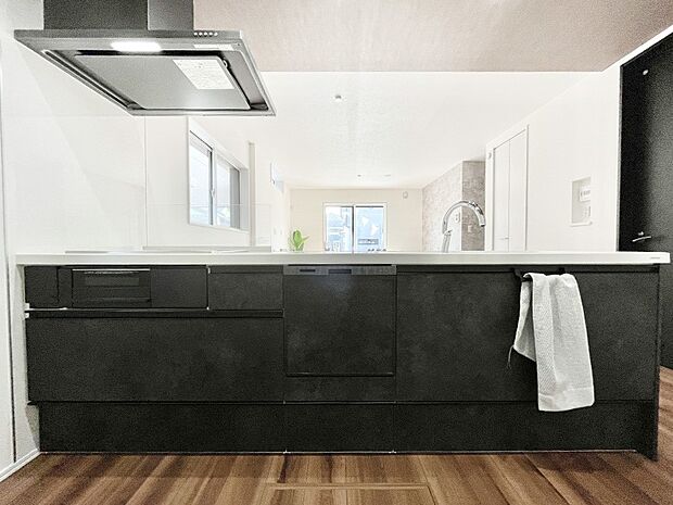 ~Kitchen~ 会話が弾むリビング、料理が愉しくなるキッチン。家は、ただ生活する場ではなく、暮らしを愉しく、快適にする場所。笑顔の毎日、安らぎの日々のために、最新の設備・仕様を採用。