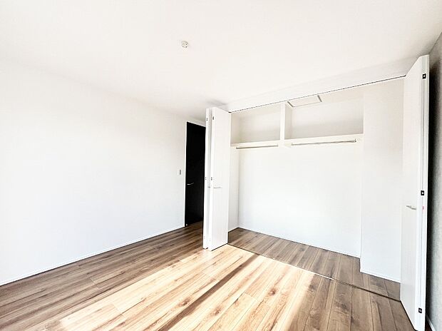 〜Bed Room〜  全居室には収納クローゼットを完備！普段使いのお洋服や小物はもちろん、季節物のお洋服などもしっかりと整理整頓おしまい頂けます。  居室空間を広く使用できますね。