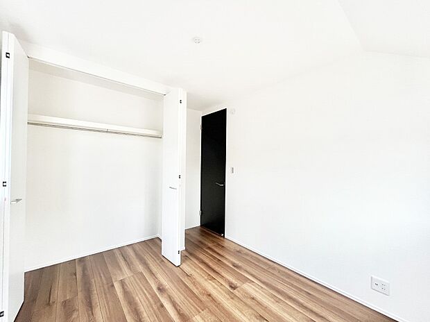 ~Bed Room~ 子供部屋はお子様にとって大変重な役割があります。子供一人で過ごす空間を与えることで、宿題や勉強時間も自然と増えまた自ら部屋の片付けや掃除なども促すことに繋がります。