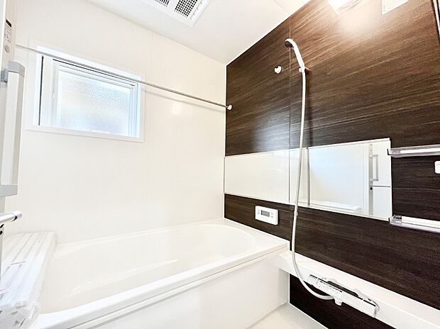 ~Bath Room~ 落ち着いた雰囲気の浴室で明日に向けてリフレッシュ。浴室乾燥機能も付いているので隣の洗濯機置き場で洗い上がった洗濯物を、雨の日も天気を気にせず乾燥させることも可能です。