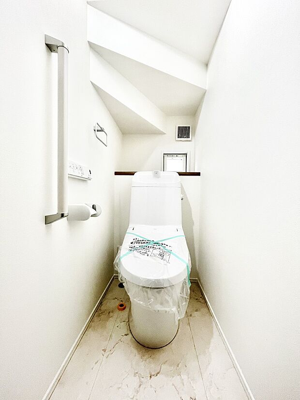 ~Toilet~ 綺麗・スッキリ・快適なウォシュレット付トイレでくつろげる空間です。トイレは毎日使わざるを得ないもの。いつも清潔を保ちたいですね。トイレが2ヶ所あるので朝の混雑時に便利です!