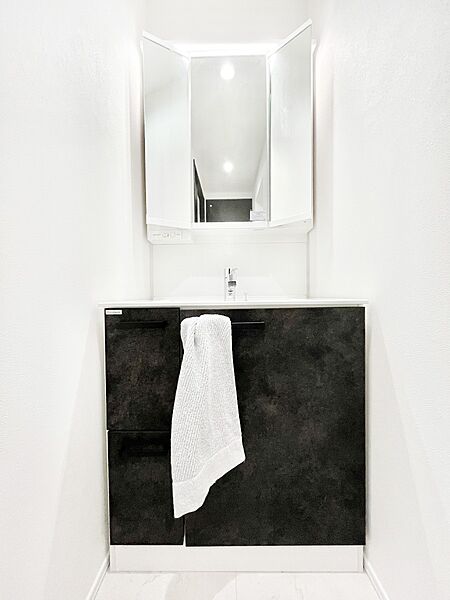 ～Dressing Room～  清潔感溢れる色合いで統一されていると、スッキリと整った印象をうけます。  鏡の裏にはたっぷりと収納スペースを標準装備！  水廻りは、シンプルかつ機能性を重視して。