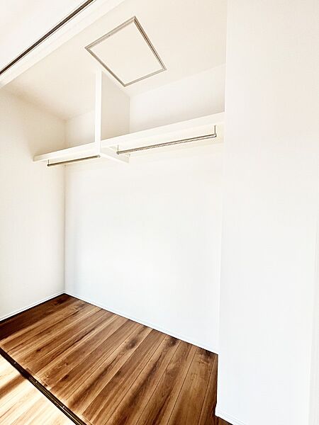 ～Closet～　壁面クローゼットがあればタンスを置く必要がなく、出っ張りのないスッキリ空間を維持できます。限られたスペースを有効に活用できそう。季節の衣類や趣味の品などたっぷり収納出来ますね♪