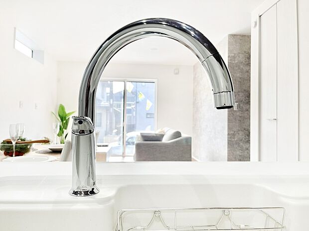 いつでも清潔なおいしいお水を。一つの水栓で水道水と浄水を使い分け。