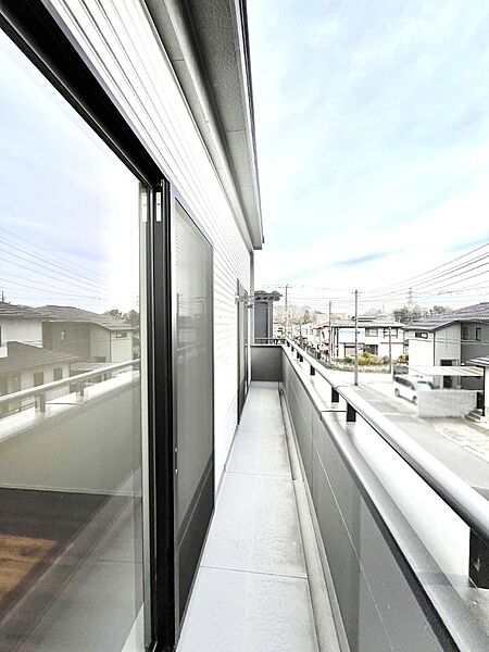 ～Balcony～  バルコニーは温かい陽がさしこみ、お布団や洗濯物を気持ちよく干すことができます。  使いやすく開放的なバルコニーです♪陽ざしがたっぷり降り注ぐ、バルコニー付き住まい。