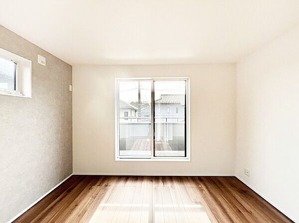 ～Bed Room～　バルコニーからの採光で朝もスッキリ目が覚めそうですね！穏やかな光が差し込む室内には、穏やかな時間が流れます。休日には、落ち着いた空間で自分の趣味を楽しむのはいかがですか。
