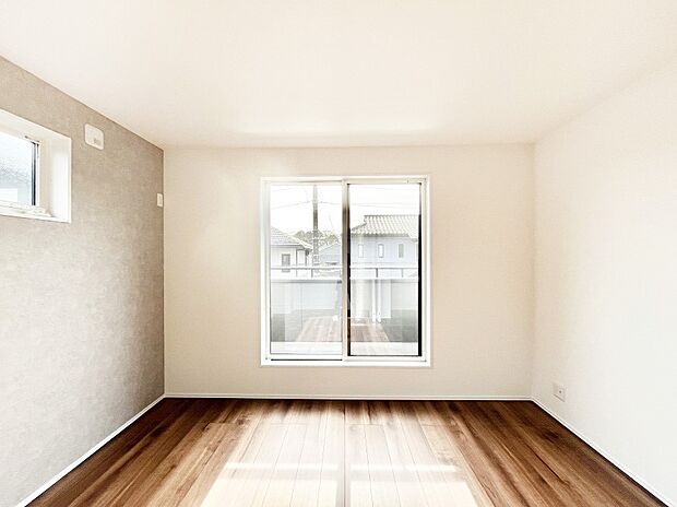 〜Bed Room〜　バルコニーからの採光で朝もスッキリ目が覚めそうですね！穏やかな光が差し込む室内には、穏やかな時間が流れます。休日には、落ち着いた空間で自分の趣味を楽しむのはいかがですか。