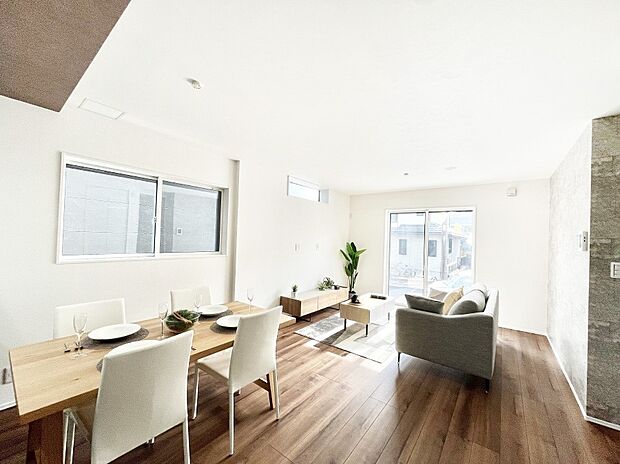 ~Living~ 家族の食事や団らんのほか、子どもを遊ばせたり、友人を招いたりするLDKは住まいの中心。長時間過ごす場所だから、その空間は住まい全体の居心地を左右します。