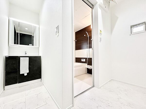 ～Dressing Room～　暗くなりがちな洗面所も窓があると採光と換気が可能なので気持ちよくお使い頂けます。三面鏡タイプの洗面台は鏡裏収納で散らかりがちな洗面所もスッキリ♪
