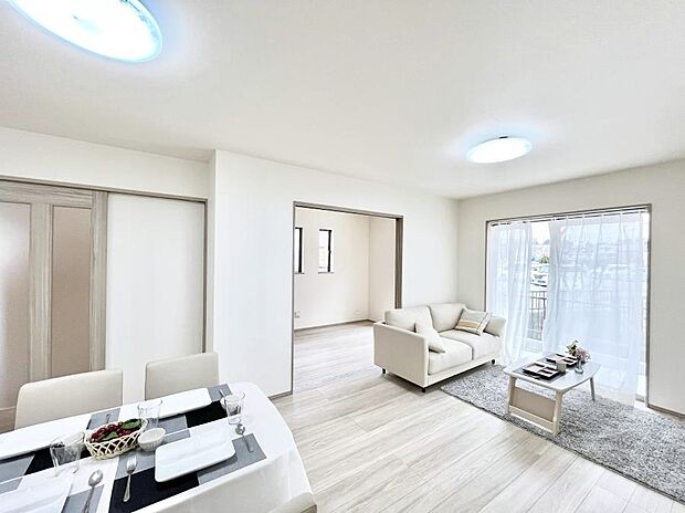 ~Living~ 飽きの来ないシンプルでおしゃれなLDK。大きな窓から日差しが差し込むので室内も明るく、家族の憩いの場としてピッタリです。開放感と日当たりの良さを是非ご覧ください!