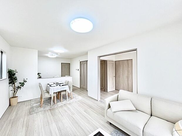 ~Living~ 家族の食事や団らんのほか、子どもを遊ばせたり、友人を招いたりするLDKは住まいの中心。長時間過ごす場所だから、その空間は住まい全体の居心地を左右します。