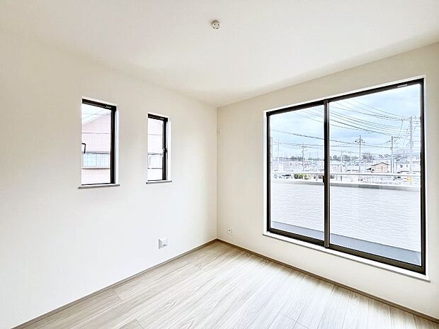 ~Bed Room~ 2面採光を確保した明るい室内は、風通しも良く、大変居心地の良い空間となっております。爽やかな風を感じて起きる朝は、快適生活の始まりに!日当たりや通風がとても良い住まい♪