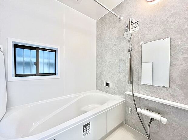 ~Bath Room~ ゆったりと足を伸ばして入浴することが可能!一日の疲れを癒す貴重なバスタイムです。お子様とご一緒でも十分な広さなので、リビングとは違った家族団欒のひと時をお楽しみいただけます。