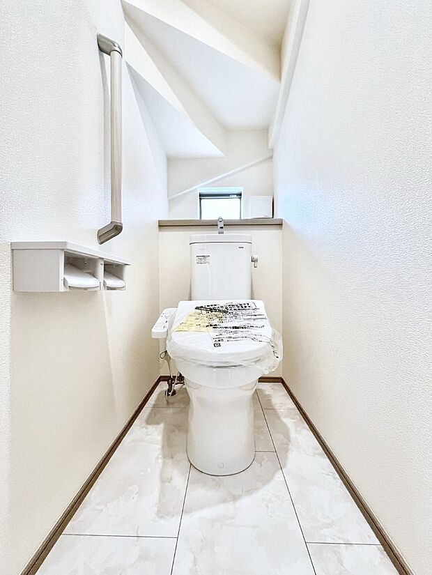 ~Toilet~ 綺麗・スッキリ・快適なウォシュレット付トイレでくつろげる空間です。トイレは毎日使わざるを得ないもの。いつも清潔を保ちたいですね。トイレが2ヶ所あるので朝の混雑時に便利です!