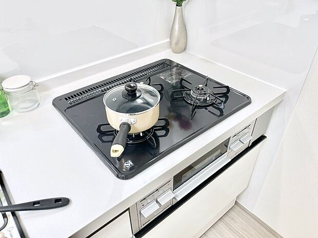 ガスコンロはＳｉセンサー搭載。火力調節や焦げ付き・消し忘れも防いでくれます。