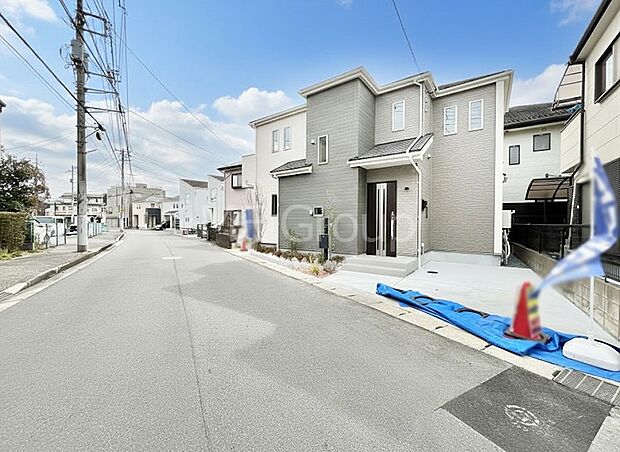 ~Exterior~ 前面道路:北東 7.28m 公道 一戸建ての大きなメリットは、自分達の「土地」を「自由に」使える事です。ガーデニングやDIY,車やバイクの趣味など様々な用途で利用できます。