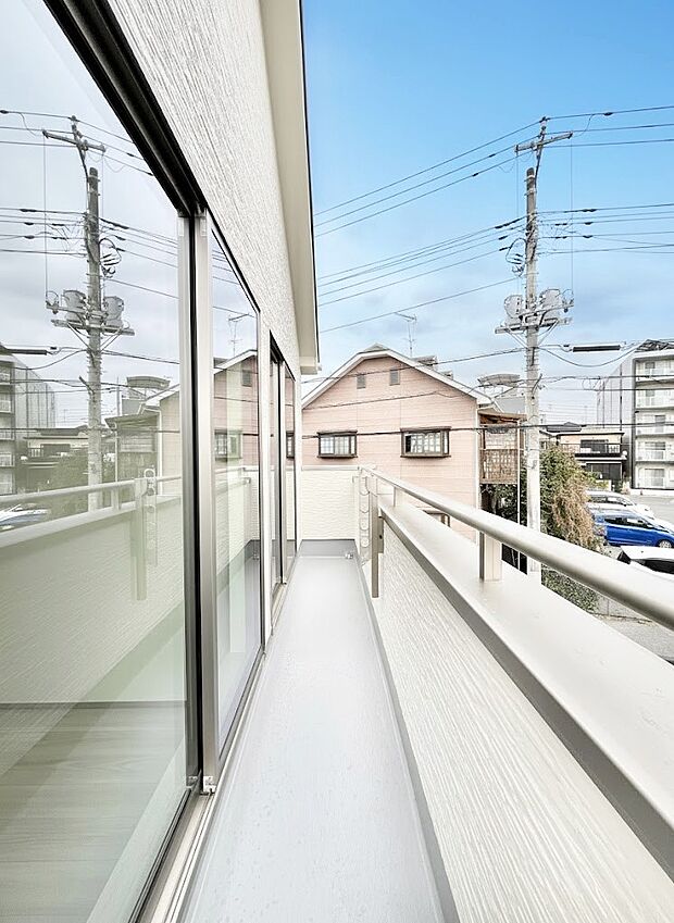 ~Balcony~ 南向きのバルコニーの前には雲以外に太陽を遮るものがありません。お洗濯物も乾きやすく、何より明るく気持ちのいい光が入ってきます。使いやすく開放的なバルコニーです♪