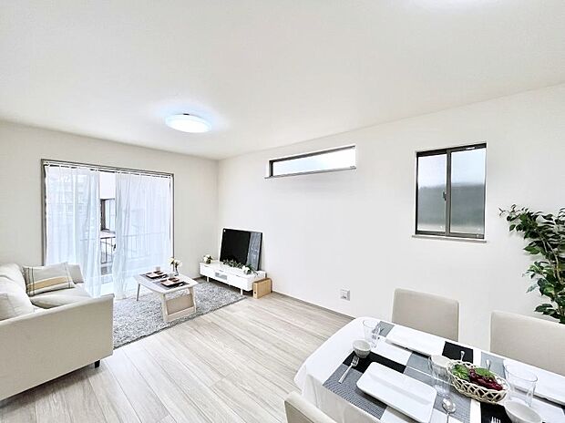 ~Living~ 家族の一体感を感じられる広々としたスペース。家族と過ごす時間を大切にする方にピッタリのゆとりの住空間です。お子様が走り回っても安心して見守れます。家族の笑い声が今にも目に浮かびます。