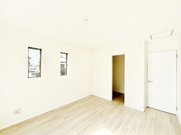 ◆A号棟◆~Bed Room~ 「今日も一日お疲れ様」とご夫婦でゆったりくつろげる寝室。毎日の家事やお仕事に疲れた日はフカフカのベットで癒されてください。テレビや本棚をおいても快適な広さが自慢♪