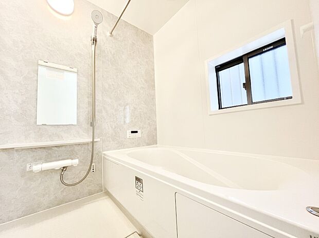 ◆A号棟◆~Bath Room~ 窓付きのバスルームは、採光もあり明るく気持ちの良い空間です。窓があることで、換気環境も良好。ゆったり寛げるバスルームで、毎日のバスタイムが楽しみになりそうです。