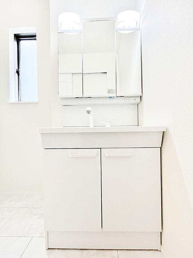 ◆A号棟◆~Dressing Room~ 暗くなりがちな洗面所も窓があると採光と換気が可能なので気持ちよくお使い頂けます。三面鏡タイプの洗面台は鏡裏収納で散らかりがちな洗面所もスッキリ♪