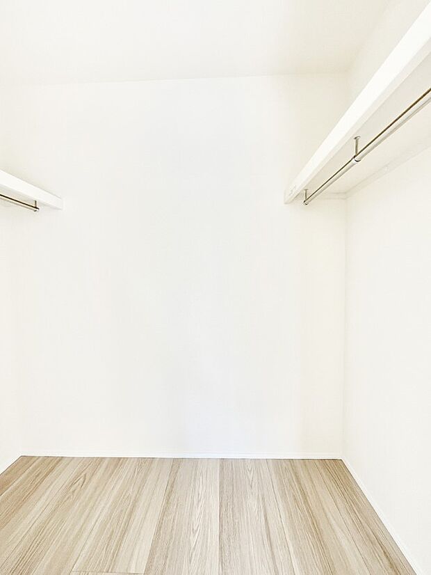 ◆A号棟◆~Walk-in Closet~ たくさんの洋服をかけてもシワになりにくいウォークインクローゼット。洋服以外にも、普段使わない家電やスーツケース、ストック品など何でも片付く嬉しい空間です。