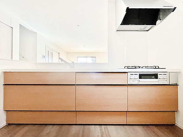 ◆B号棟◆~Kitchen~ 広くて使いやすいキッチンなら家族でいっしょに料理をつくったり、後片付けも手間なくできちゃいます♪収納もたっぷりあるので、いつもすっきりと清潔な印象を保てます。