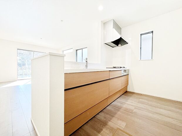 ◆B号棟◆~Kitchen~ 自然光が入る窓のあるキッチン☆毎日使う場所だからこそ、使い勝手を考慮しました。ゆったりとしたキッチンコーナーは質感豊かな仕上がりとなっております。