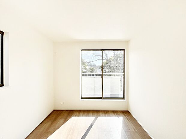 ◆B号棟◆~Bed Room~ マンションと違い部屋数が多いのが戸建てのメリットです。ご家族が増えたことで手狭に感じていた住まいも戸建てでは各居室プライバシーを保つことができます。
