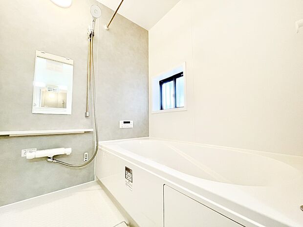 ◆B号棟◆~Bath Room~ 窓付きのバスルームは、採光もあり明るく気持ちの良い空間です。窓があることで、換気環境も良好。ゆったり寛げるバスルームで、毎日のバスタイムが楽しみになりそうです。
